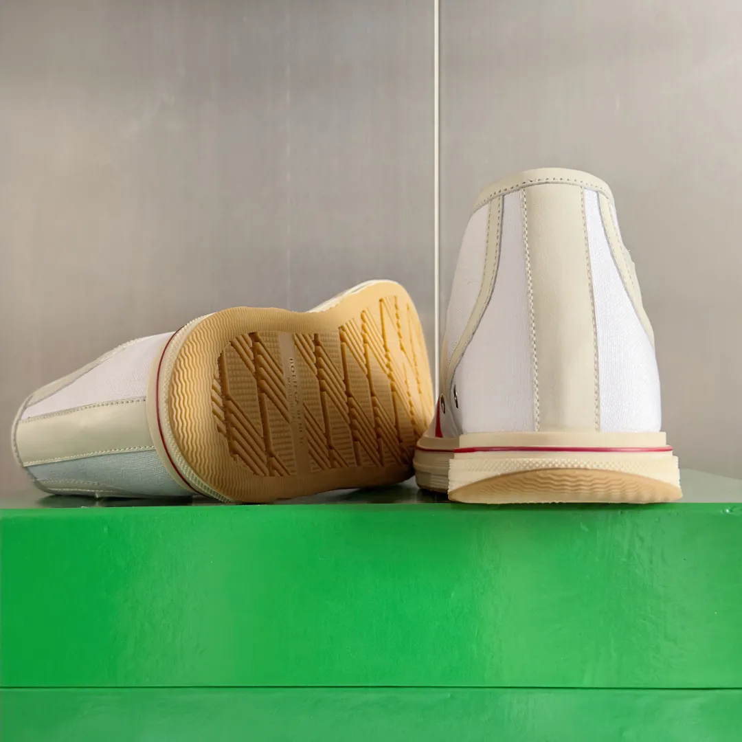 Top version: Couple model 580💰 Bottega Veneta Bottega Veneta BV’s latest Eliot series retro basketball shoes casual sports canvas shoes Bottega Veneta 2025 spring and summer show new shoes Eliot is on the market. Inspired by retro basketball sneakers, the color combination highlights youthful vitality and perfectly interprets the theme of youth and childlike innocence. The details are also very particular. The summer canvas brings excellent durability and comfort. Designs such as calfskin trim, rubber toe caps and hand-painted retro red lines are full of retro feel. The round toe and convex sole add a modern feel. Exquisite packaging at the delivery counter🛍📦 ▪️Fabrics: Original customized high-density canvas + cowhide ▪️Inner lining: Original customized breathable canvas ▪️Sole: Original open-molded anti-slip TPU material ▪️Sole thickness: 3CM ▪️Size: Women’s 35-41 / [Men’s 39-45 pre-sale]